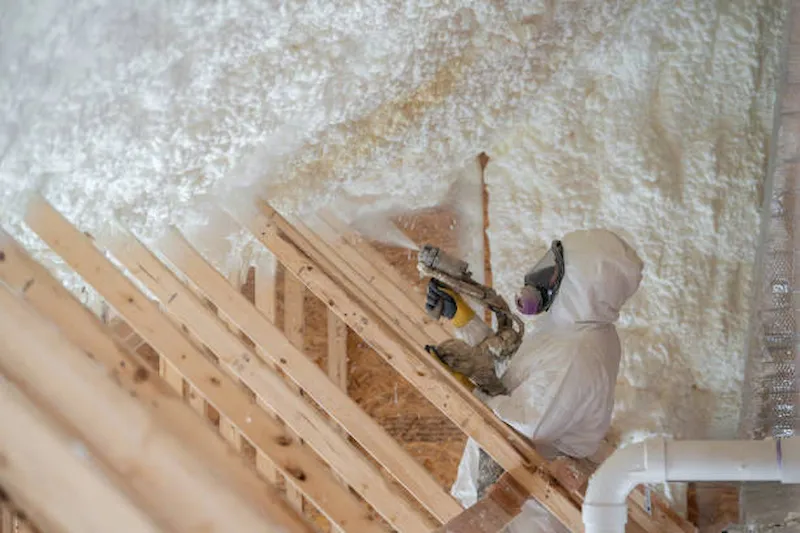 Técnico certificado IDAE instalando aislamiento insuflado en desván - Castilla y León